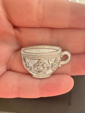 Silver Chaser Mad Tea Party TeaCups 2015 Hidden Mickey DLR Disney Pin